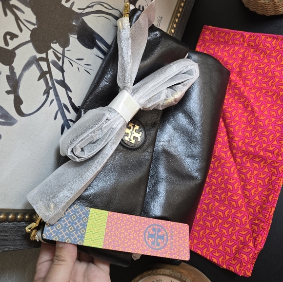 Tory Burch Black Leather City Foldover Messenger - Picture 11 of 11